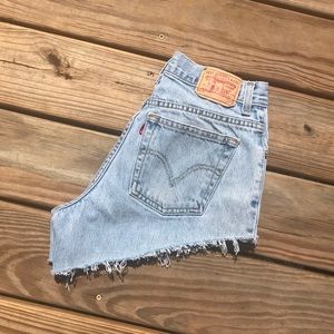 VINTAGE FIT Cutoff Levi’s 550 Denim Shorts